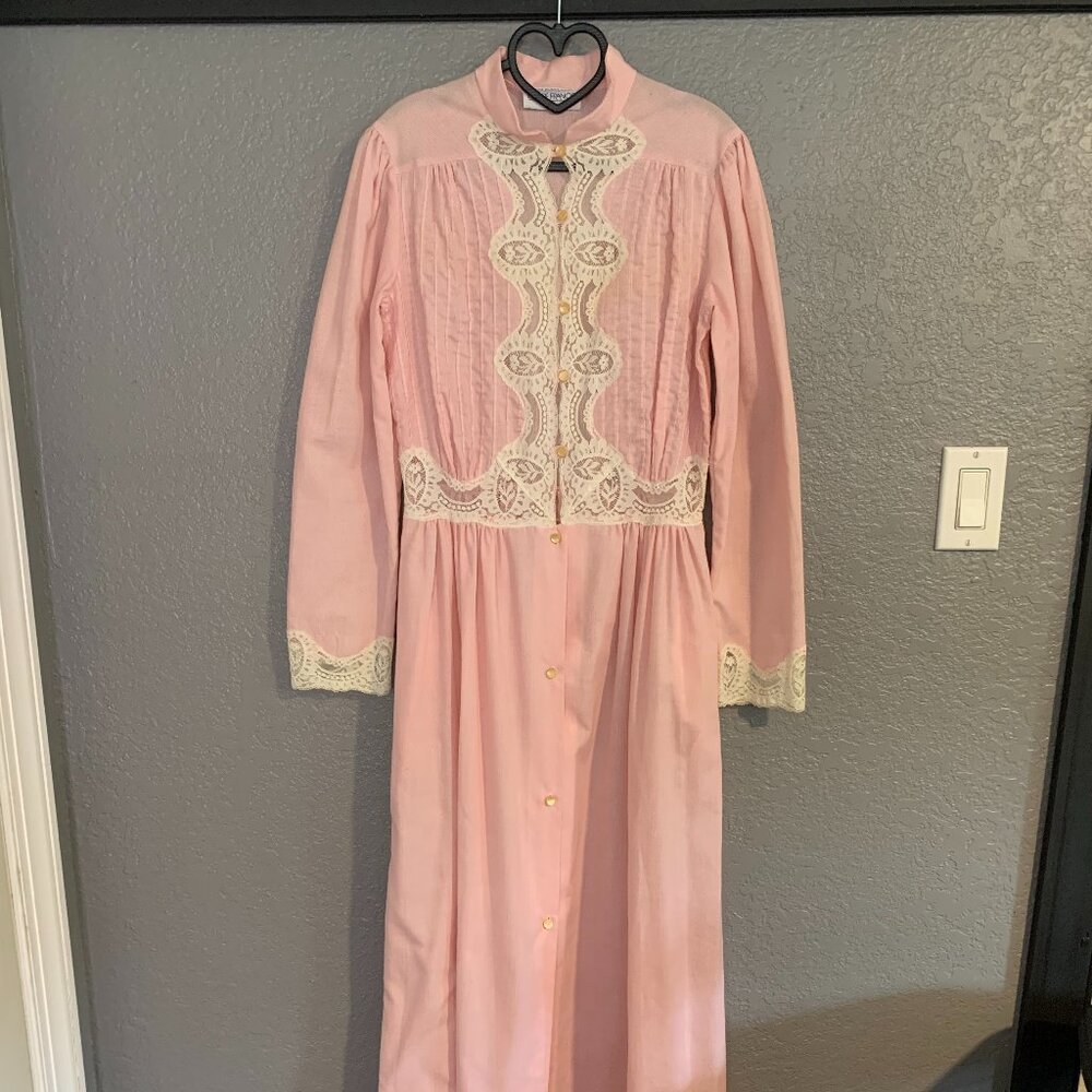 Vintage-Inspired Women's Pink Lace-Trim Robe - Picture 2 of 11